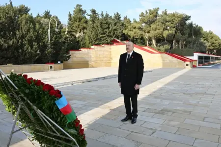 Prezident 20 Yanvar şəhidlərinin xatirəsini yad etdi - Video\Fotolar