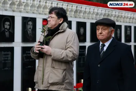 Murad Adıgözəlzadə Şəhidlər xiyabanında - Foto