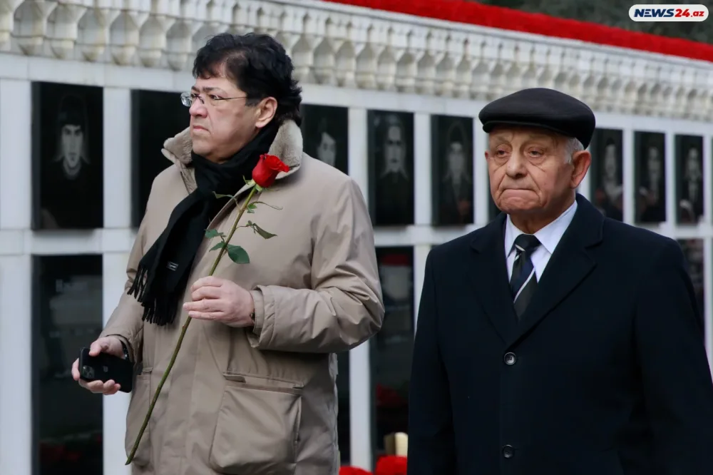 Murad Adıgözəlzadə Şəhidlər xiyabanında - Foto