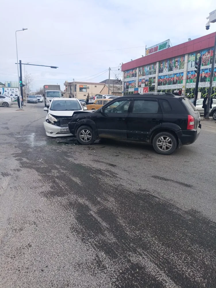 Sarayda avtomobillər toqquşdu - FOTOLAR