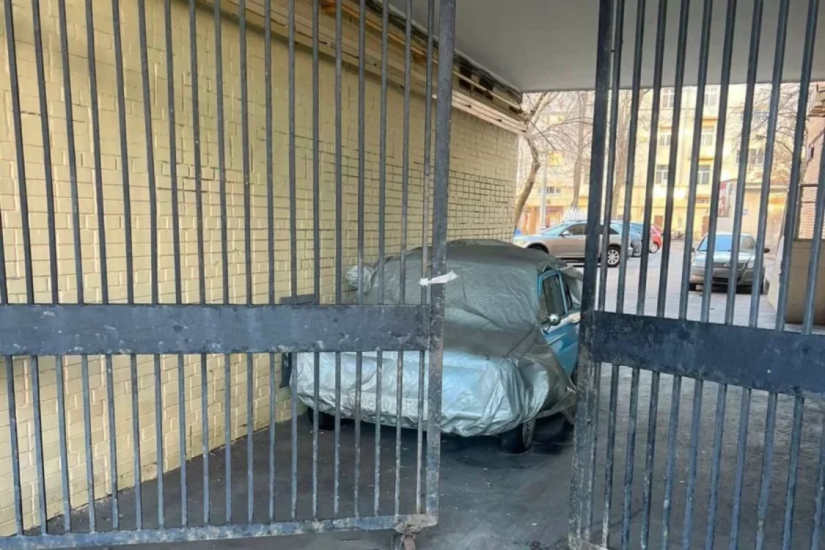 Əməkdar artistin maşınında cəsəd tapıldı - FOTO