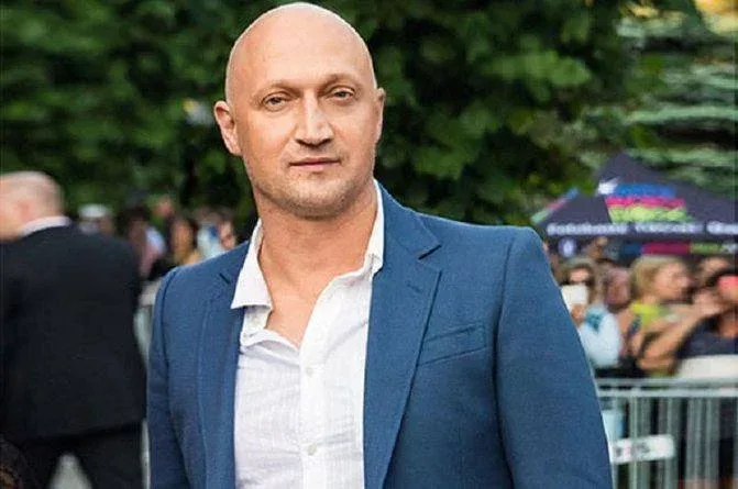 Əməkdar artistin maşınında cəsəd tapıldı - FOTO