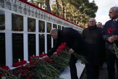 Metropoliten kollektivi Şəhidlər xiyabanını ziyarət edib - FOTO