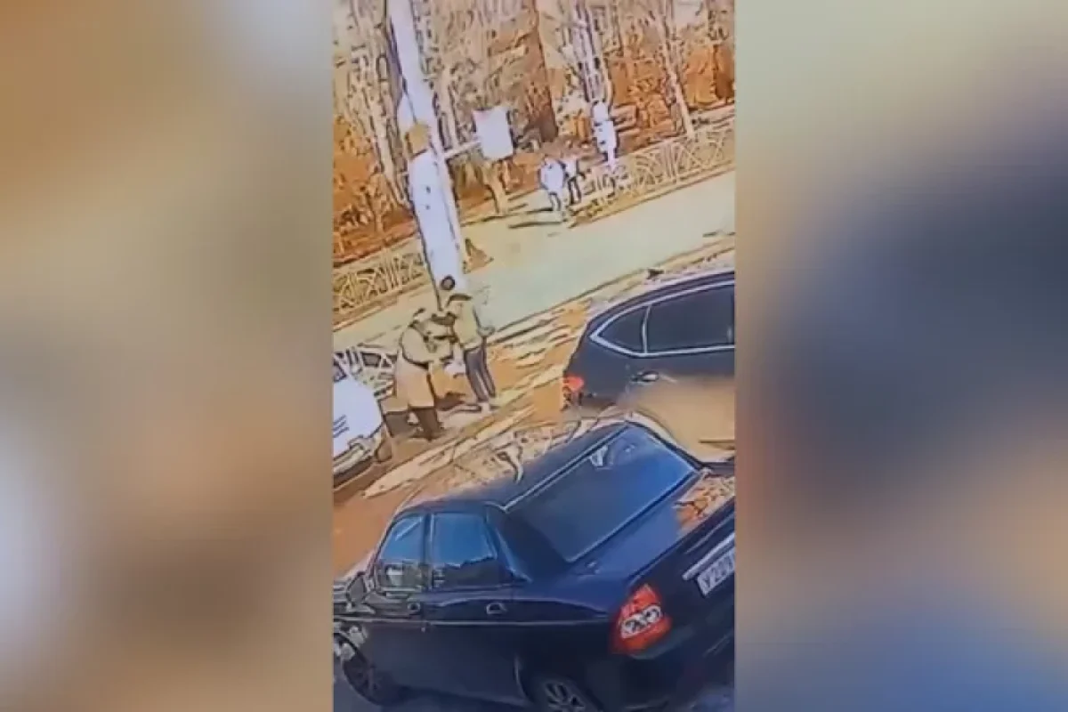 Bazarda kişi təqaüdçü qadının alt paltarını çıxarmağa çalışdı