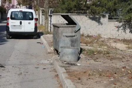 Ana uşağını zibil qutusuna atıb qaçdı