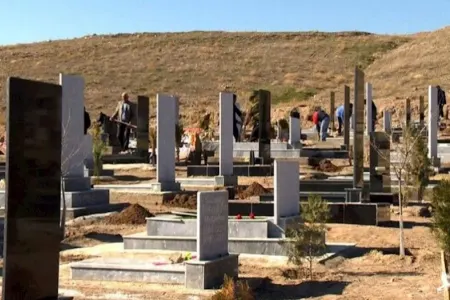 Azərbaycanda qəbiristanlıqda qadınlar arasında kişi üstündə - DAVA