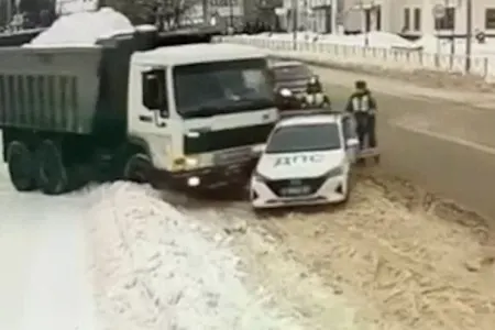 Yük maşını polis maşınına çırpılaraq hadisə yerindən qaçıb