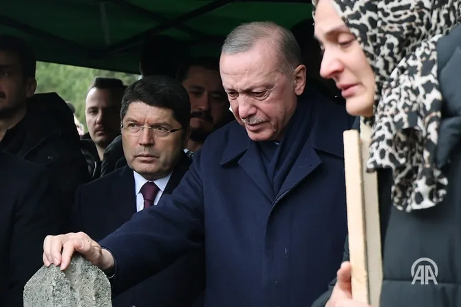 Ərdoğan oteldə yanğında həlak olanların dəfnində ağladı