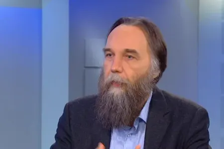O, Makronun ayağı altdan kətili çəkdi - Dugin
