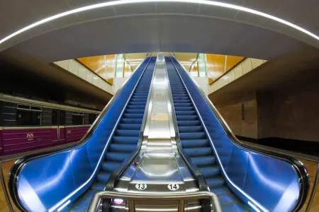 Metrodan istifadə edənlərin - NƏZƏRİNƏ: Eskalatorlar...
