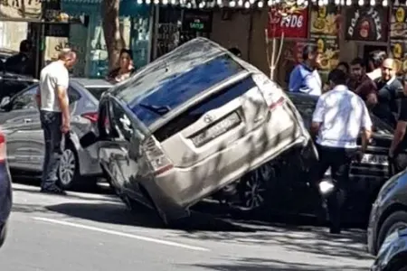 "Prius"la toqquşan maşın tərsinə çevrildi - Qəza anı