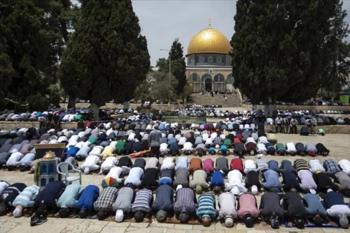 Məscidül-Əqsada ilk cümə namazı: - 50 min müsəlman sıraya düzüldü