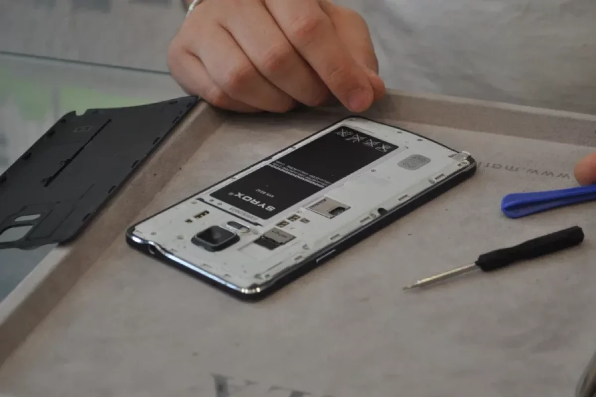 Azərbaycanda telefonun batareyası PARTLADI - ANBAAN VİDEO