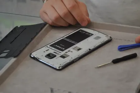 Azərbaycanda telefonun batareyası PARTLADI - ANBAAN VİDEO