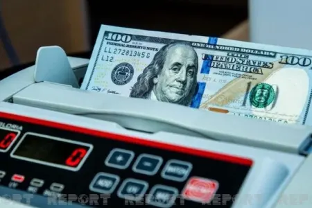 Manatını dollara çevirmək istəyənlərin - DİQQƏTİNƏ!