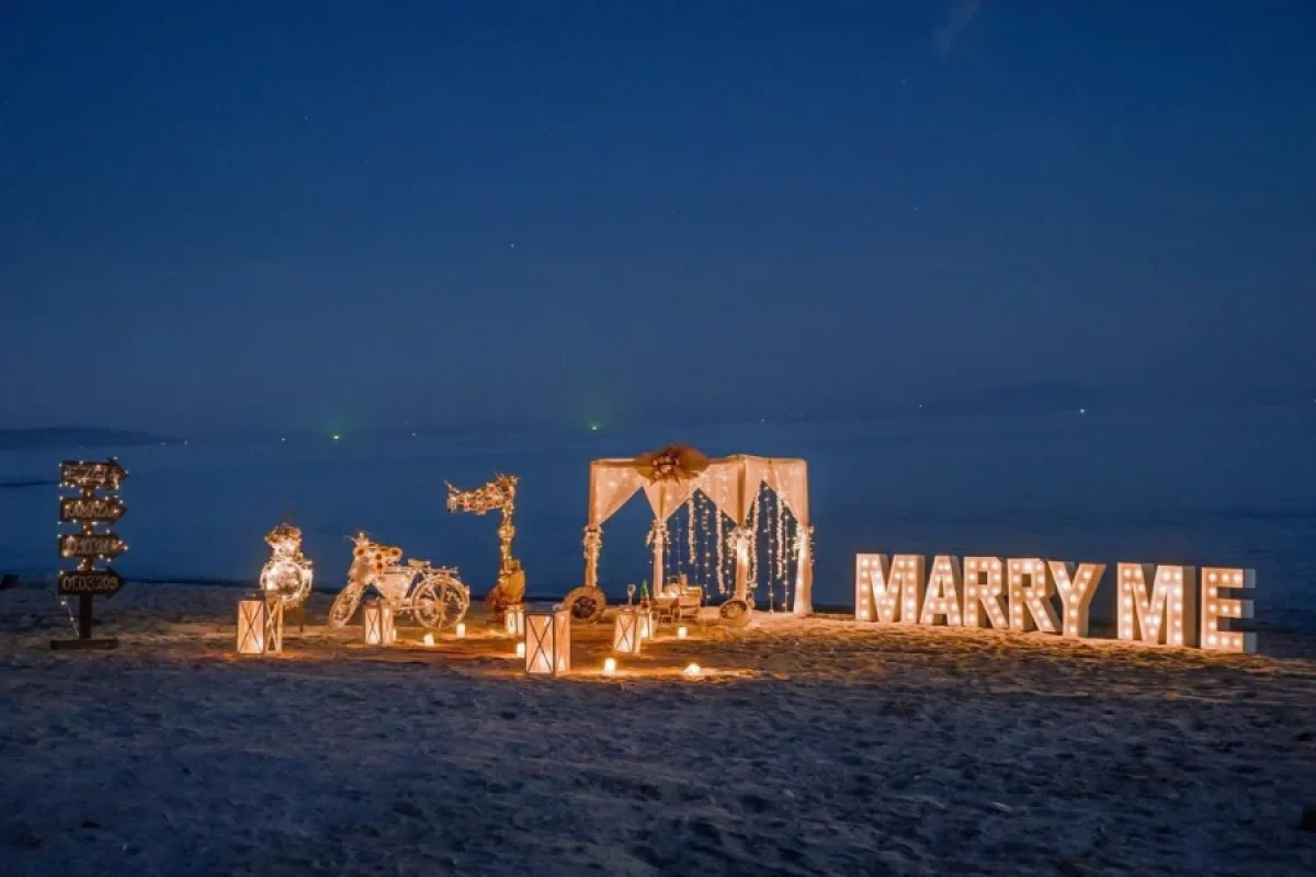 Bakıda mağazada maraqlı evlilik TƏKLİFİ - VİDEO