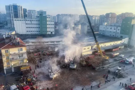 Türkiyədə uçan binaya görə təcili saxlanılanlar var - FOTO