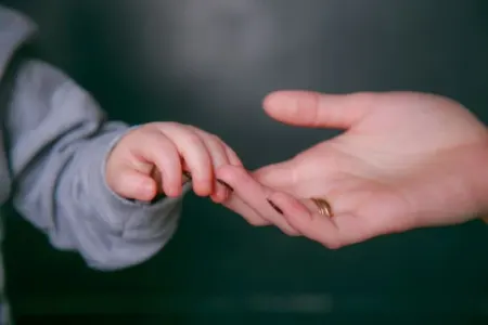 Uşağınızın sizi sevdiyini göstərən - 4 əlamət