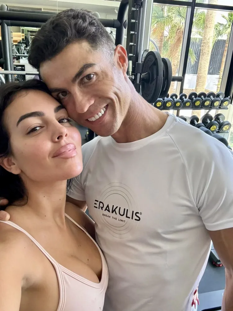 Ronaldo sevgilisini belə təbrik etdi