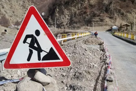 Yol çökdü: - Yük maşını çuxura düşdü