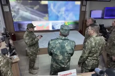 Generallar hərbi əməliyyat masası ətrafında - – Nə baş verir?