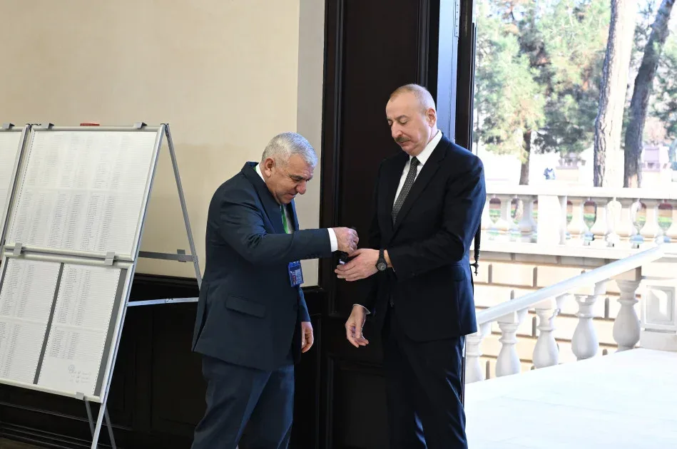 Prezident İlham Əliyev 1 saylı seçki məntəqəsində səs verib
