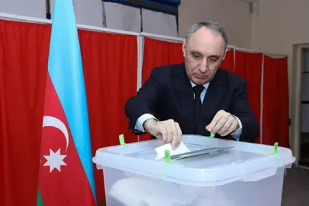 Baş prokuror seçkidə iştirak etdi - FOTO