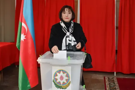 Sahibə Qafarova 11 saylı seçki məntəqəsində səs verdi