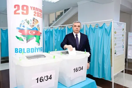 PA rəhbəri də səs verdi - FOTO