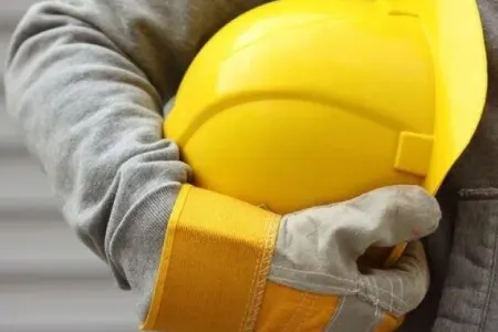 Bakıda fəhlə kimi işə düzəltmək üçün sənədlərə qol çəkdi, müdir oldu