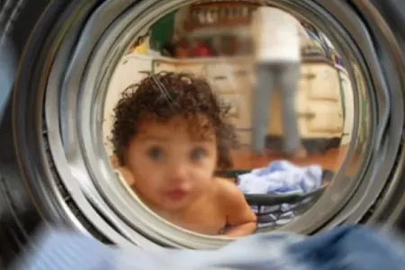 Ögey qızını paltaryuyan maşında öldürdü