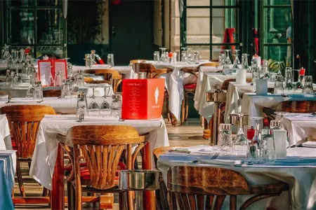 Restoran rəhbəri “TikTok”da canlı açan ofisiantı döydü - Bu cəza verildi