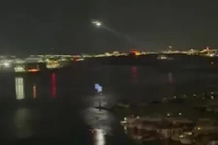 Hərbi helikopter mülki təyyarə ilə toqquşdu - ölənlər var - YENİLƏNİR