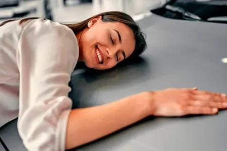 Xanımlar ilk avtomobilini alarkən bu məsləhətlərdən qaçmalıdırlar