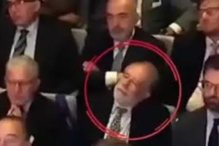 Konfransda yuxulayan səfir işdən çıxarıldı