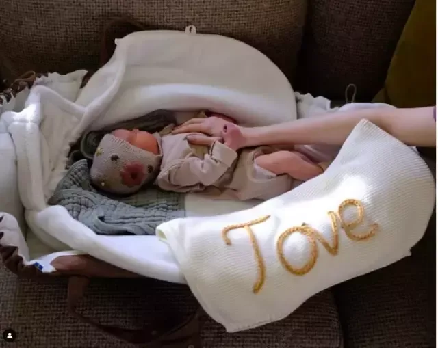 Məşhur aktrisa daşıyıcı ana vasitəsilə - UŞAQ SAHİBİ OLDU