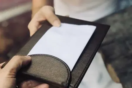 Bələdiyyə üzvü seçildiyi üçün qonaqlıq verdi - Hesabı ödəməyib qaçdı