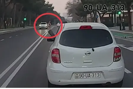 Hamının yolunu kəsən xanım sürücü - barmağını çıxarıb... - VİDEO