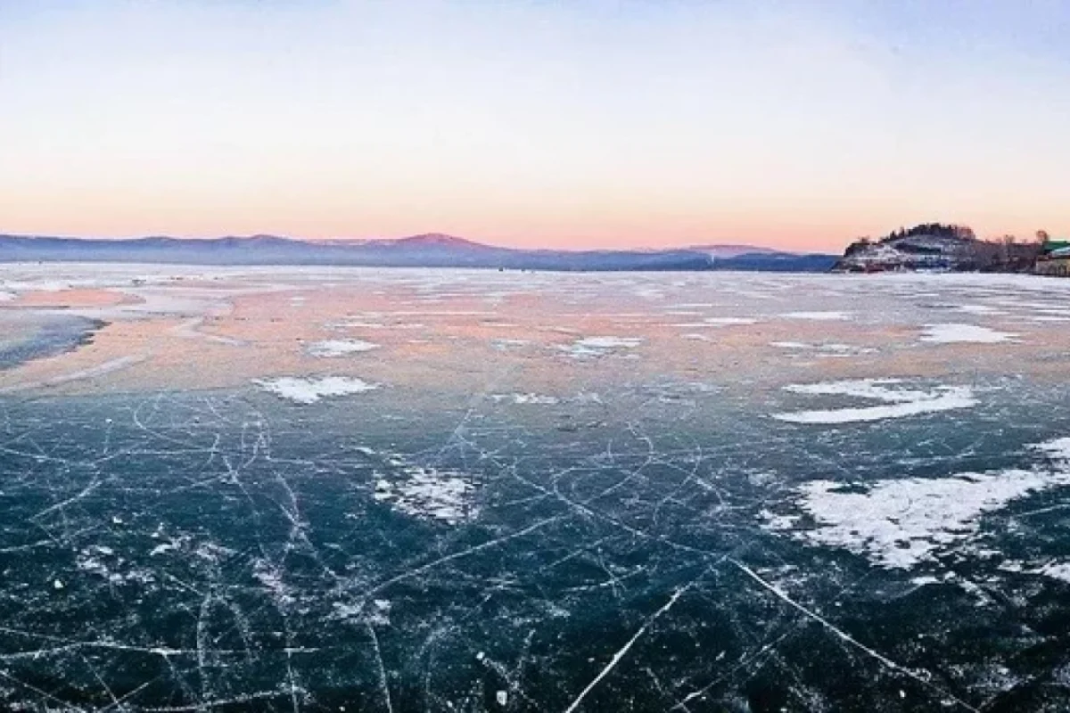Tapança ilə buz üzərində yeriyərək - ÇAYA DÜŞDÜ