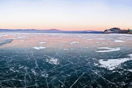 Tapança ilə buz üzərində yeriyərək - ÇAYA DÜŞDÜ