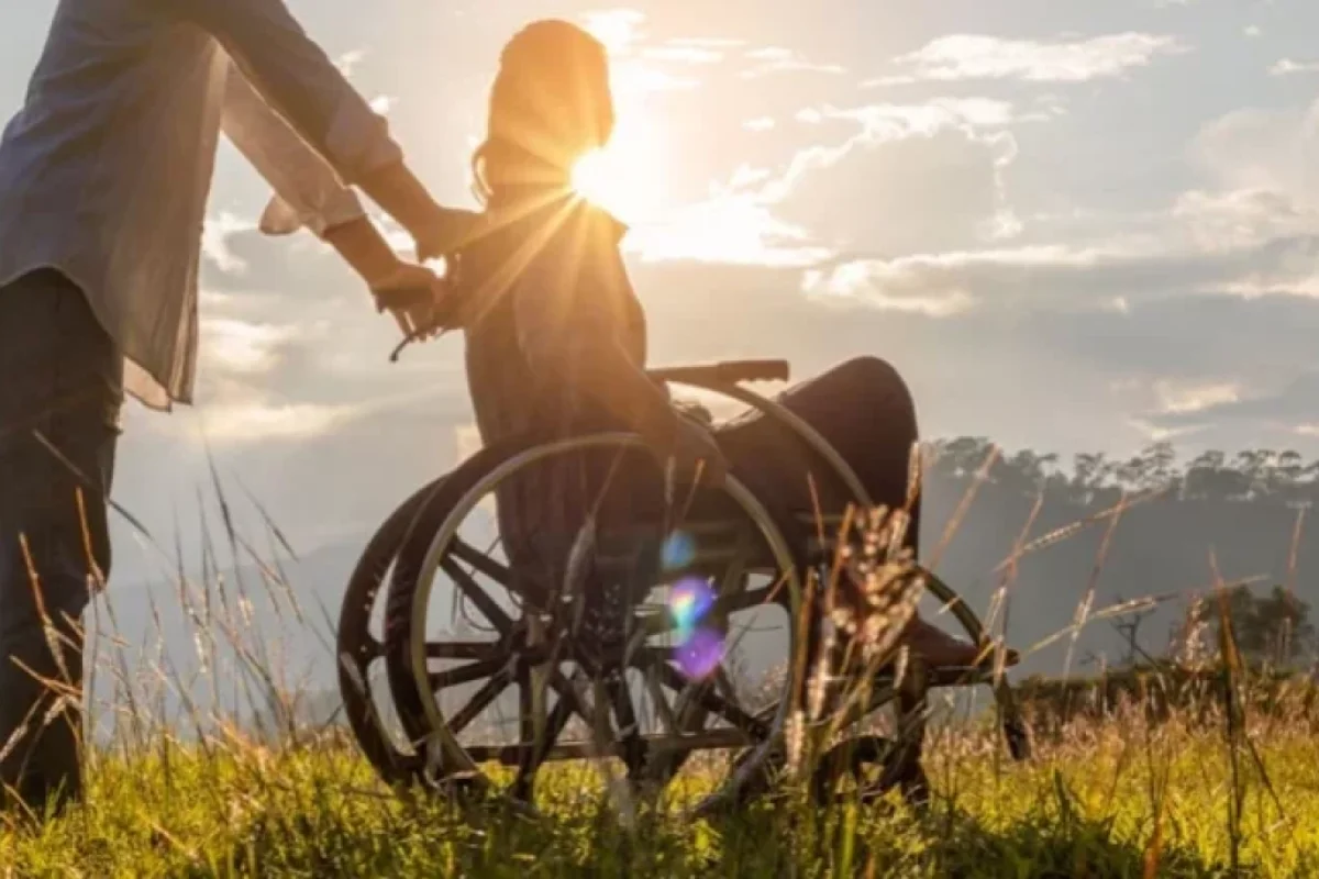 Bir il əvvəl ölən qızını əlil arabasında gəzdirdi