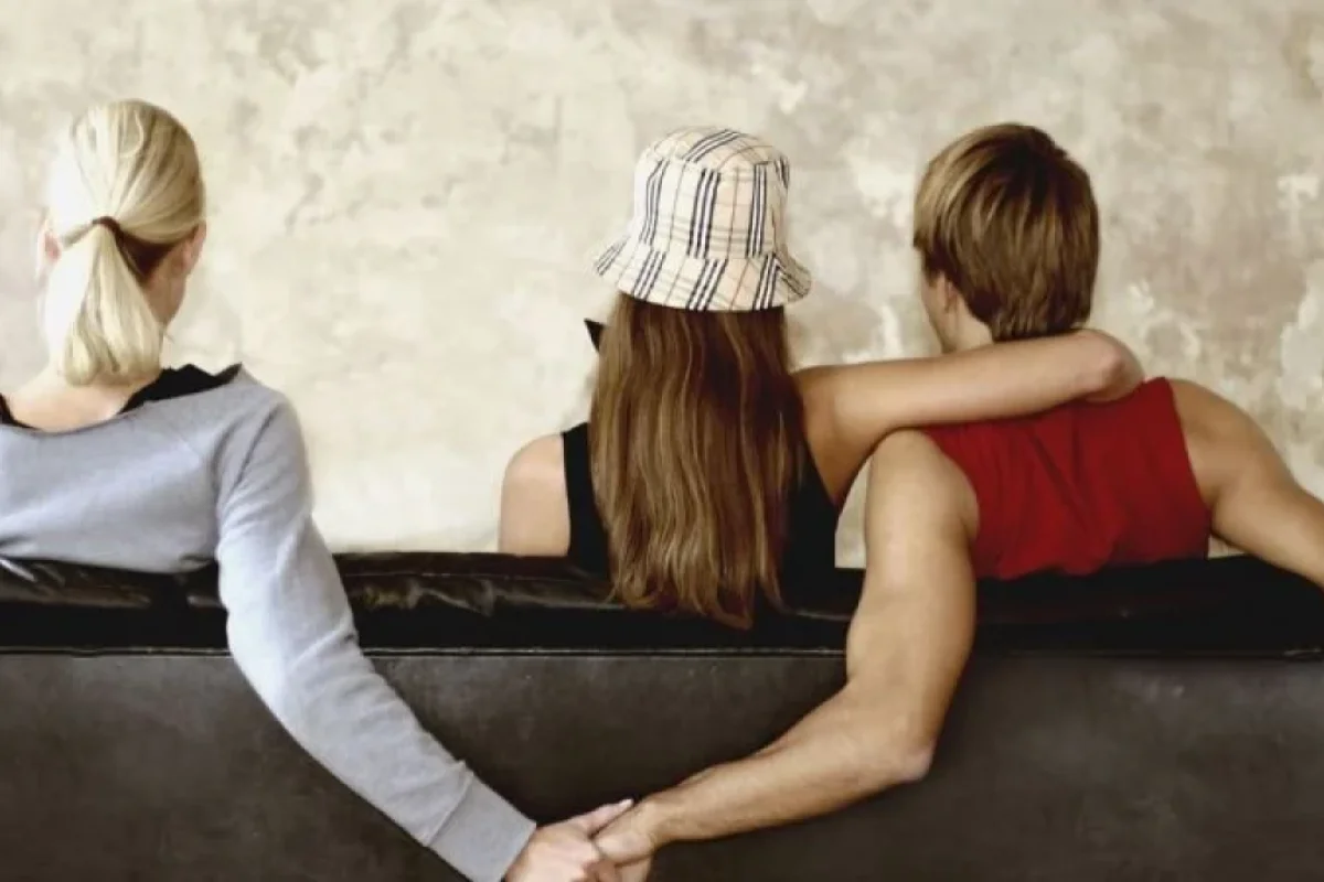 Aldadılan qadın ərini və məşuqəsini - DÖYDÜ