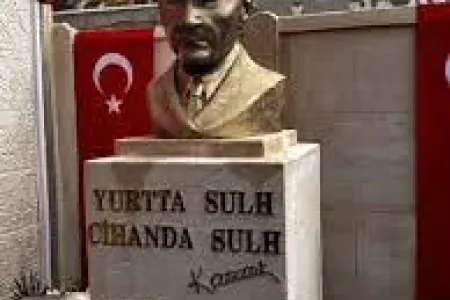 Atatürkün büstünə - hücum edildi