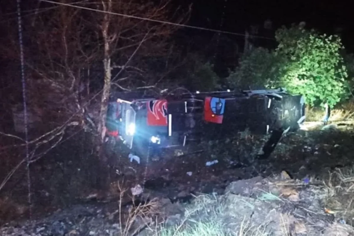 Avtobus xəndəyə - çırpıldı