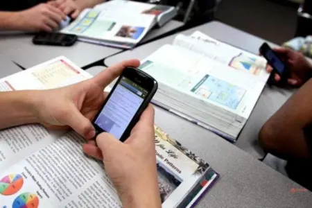 Azərbaycanın bütün məktəblərində telefon - QADAĞAN ediləcək