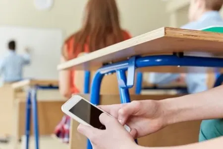 Dərs zamanı mobil telefondan istifadə qadağan ediləcək: - Nə dəyişəcək?