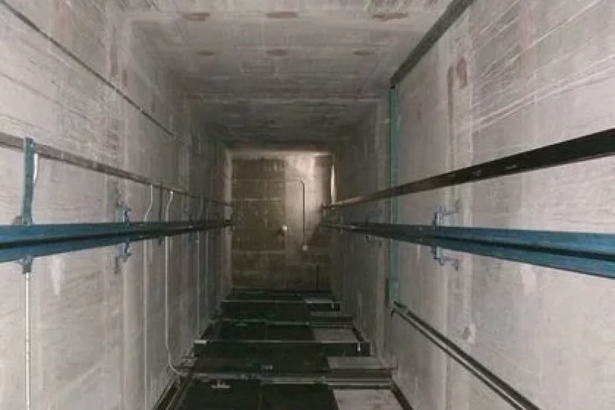 İçərisində 3 qızın olduğu lift - DÜŞDÜ