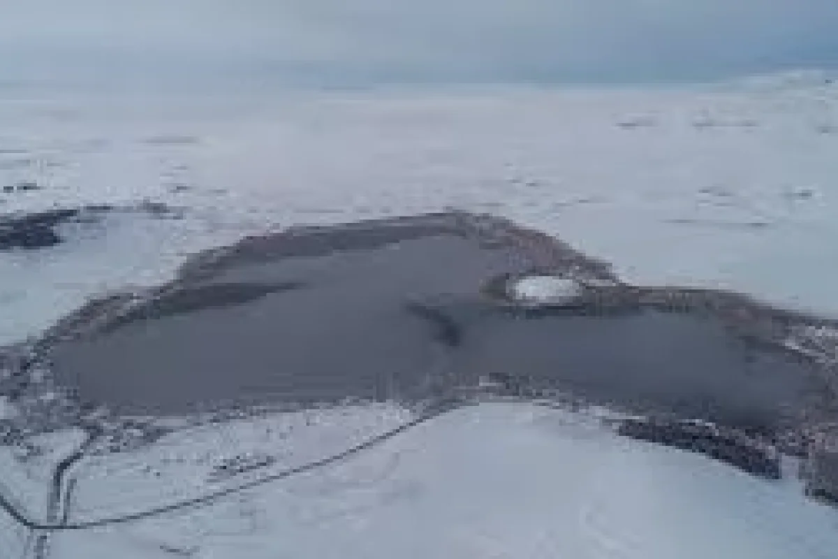 Donmuş göldə göründü: - Təəccüblü görüntü...