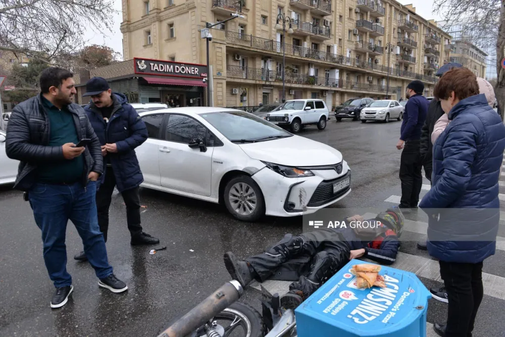 Bakıda avtomobil mopedlə toqquşub - xəsarət alan var