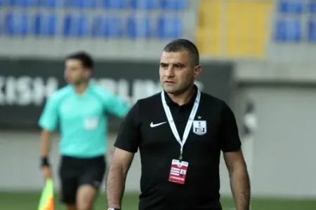 Yeni baş məşqçinin təhqirinə dözməyən iki futbolçu komandadan getdi - QALMAQAL